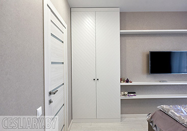 Шафа з фрэзіроўкай на вул. Ільінская